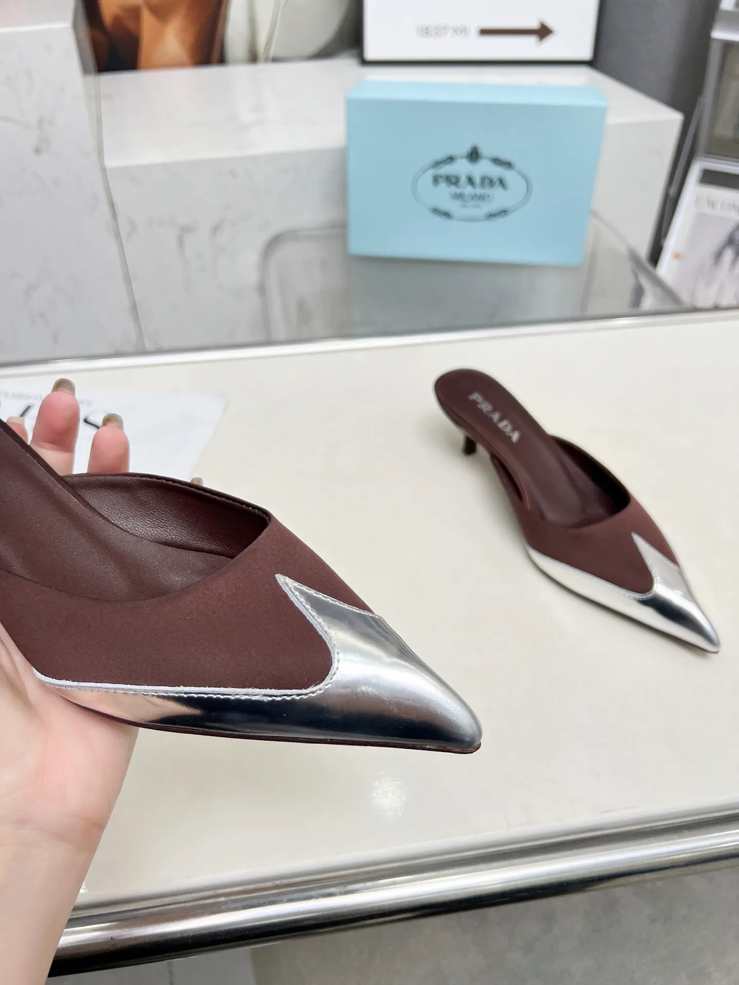 👟👟Ex-factory price 520👟👟 🏧2025 T show Mule shoes, silk pointed toe series🏧 (highest version with top packaging) PRADA 2025𝐬𝐬Prada new product, (top version) is coming! prada25 "T-stage show style" mainly promotes hot-selling styles, made of silk material and TPU Muller series spring and summer single shoes and sandals series. Made of high-quality silk satin and Tpu mirror material, a full range of simple light plate logo hot stamping. ——————————————————❣️ 2025SS PRADA spring and summer simple style, it looks so good. Various Internet celebrities have planted popular styles, awakening the imagination of skirt trains, corsets and bra curves, streamlined to the extreme ~ super popular series of hot products, with iconic logos on the heels or on the feet, as well as prismatic pointed toes, and angular lines are clearly defined.  Prada spring2025’s latest presentation is also wonderful with different styles! This season's Prada styles are simpler in design than before. They don't deliberately pursue a trendy or sporty feeling. They are all natural. The colors are also made of bright spring and summer eye-catching colored silks with pointed toes. They are so simple and beautiful. 😋The original shoes are developed and purchased from Italian counters, and are reproduced 1:1 according to the original taste. The newly opened low heel of 4cm has the same concave and convex height as the original version, creating a variety of sandals and slippers: low heel, pointed toe and half drag. 💛❤️ 💛❤️ ⚛Baotou low heel 4cm. ⚛Sale size: 35-41 (customized at 42.43) ⚛Top silk satin fabric + sheepskin lining + Italian triple-A cowhide bottom. 💙"Multiple colors, all official colors can be produced".